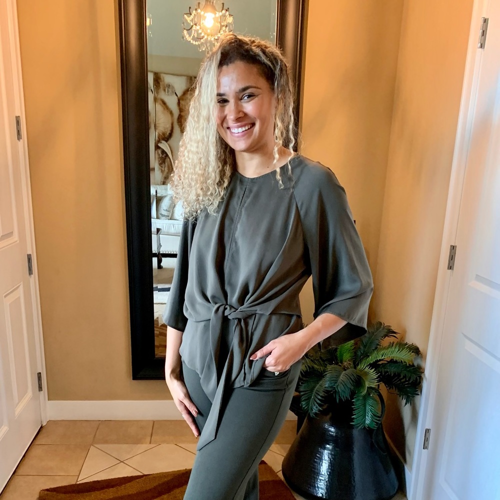 LN TOPSHOP BLOUSE. TIE WAIST, FLOWY SLEEVES, SEXY CUT OUT IN BACK & FRONT❤️